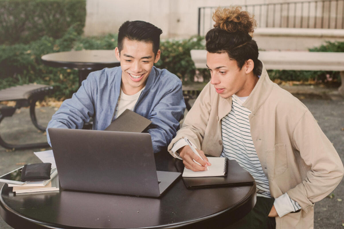 Étudiants qui s’entraident en cours