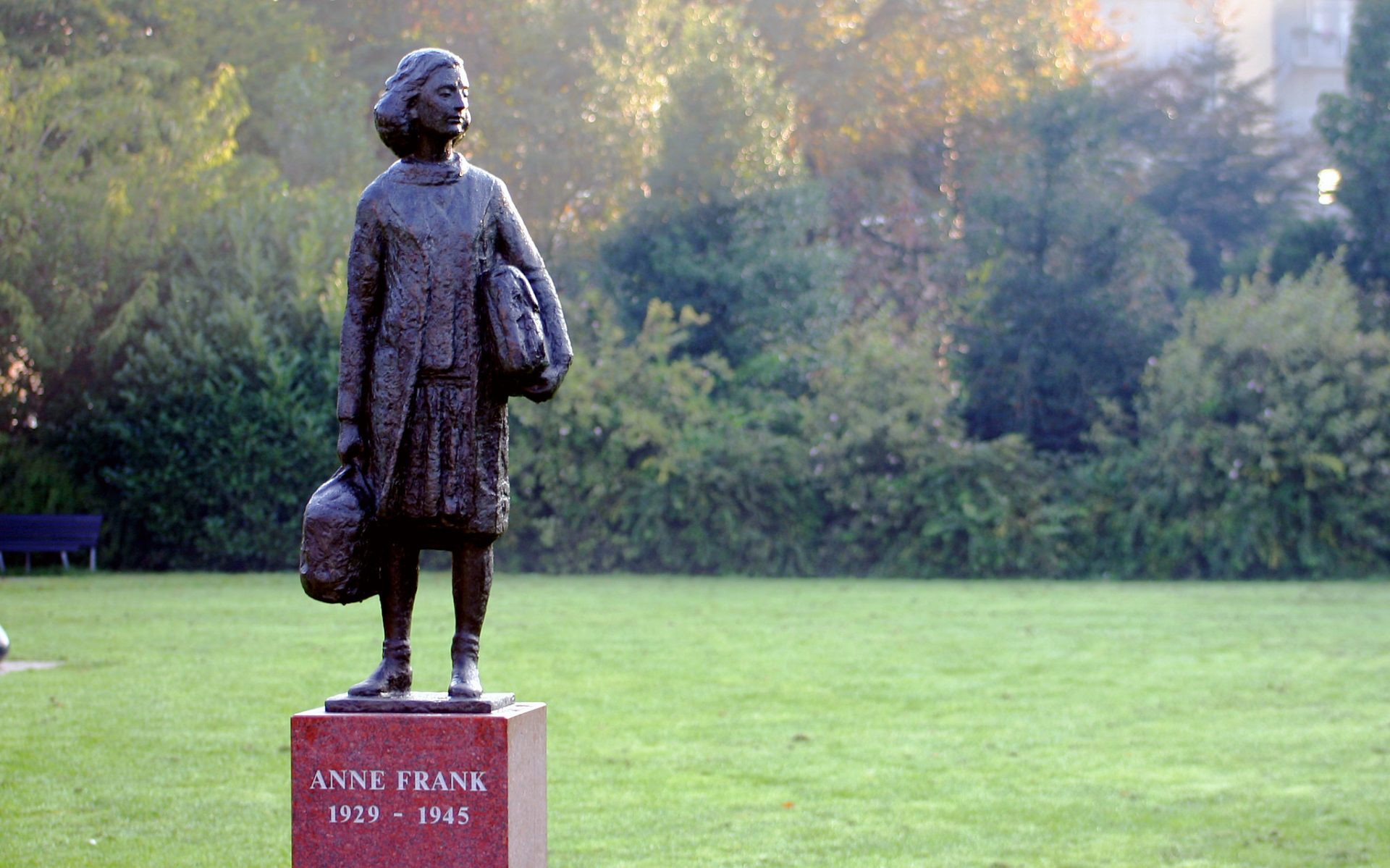 le journal d'anne frank résumé 3