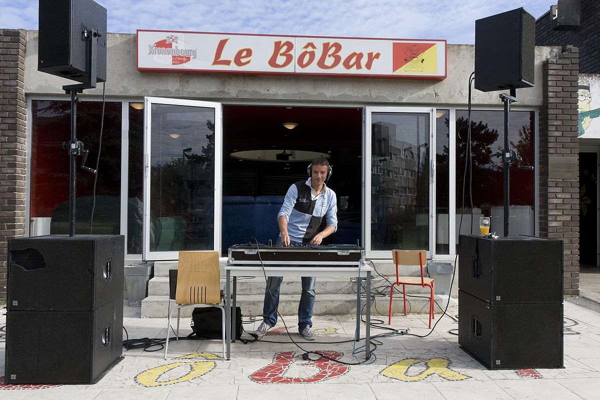 1200px-BôBar