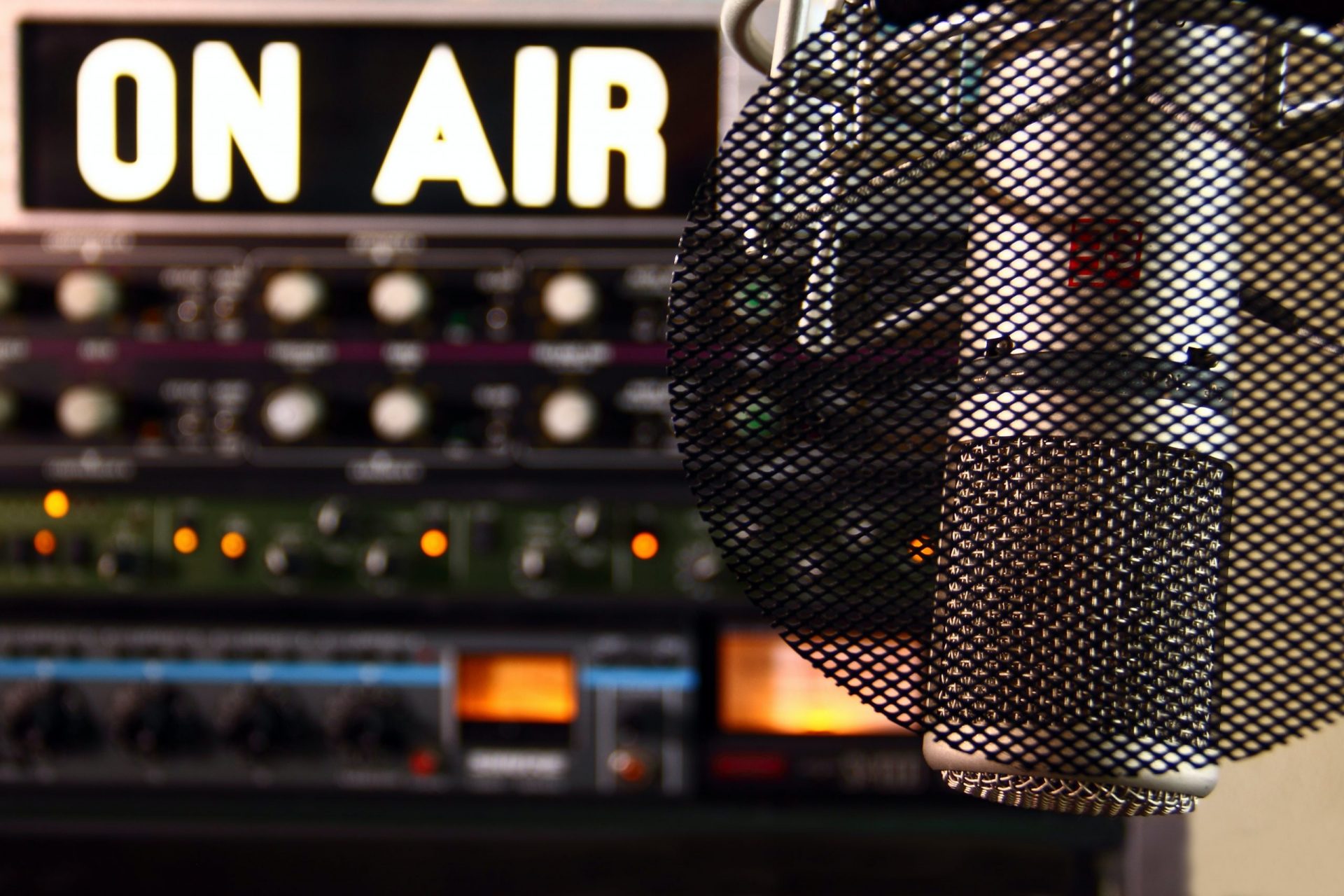 Devenir présentateur radio : fiche métier 