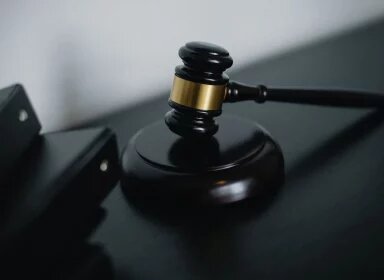 Commissaire-priseur : fiche métier ‍️