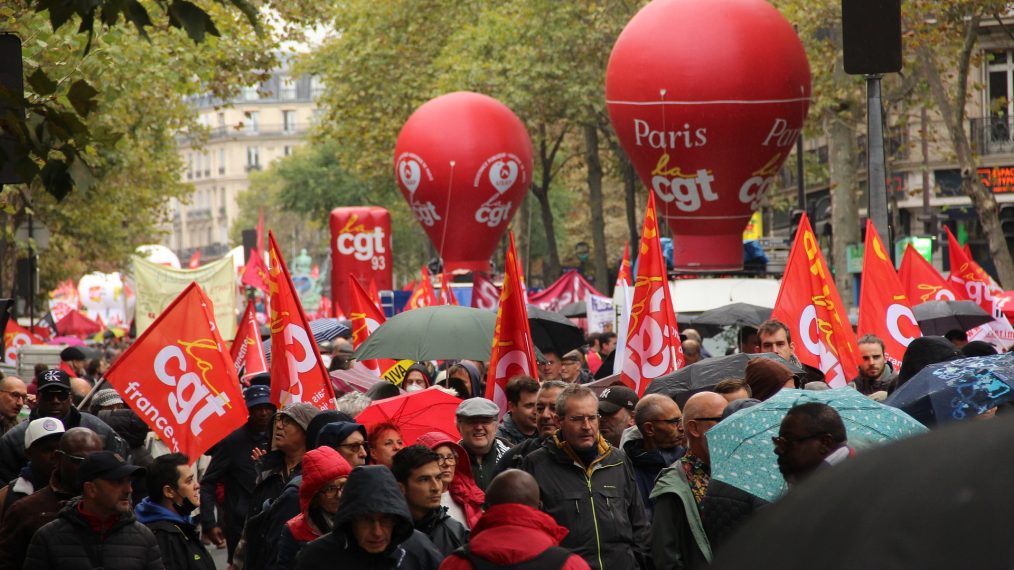Dans la rue pour exercer son droit de grève