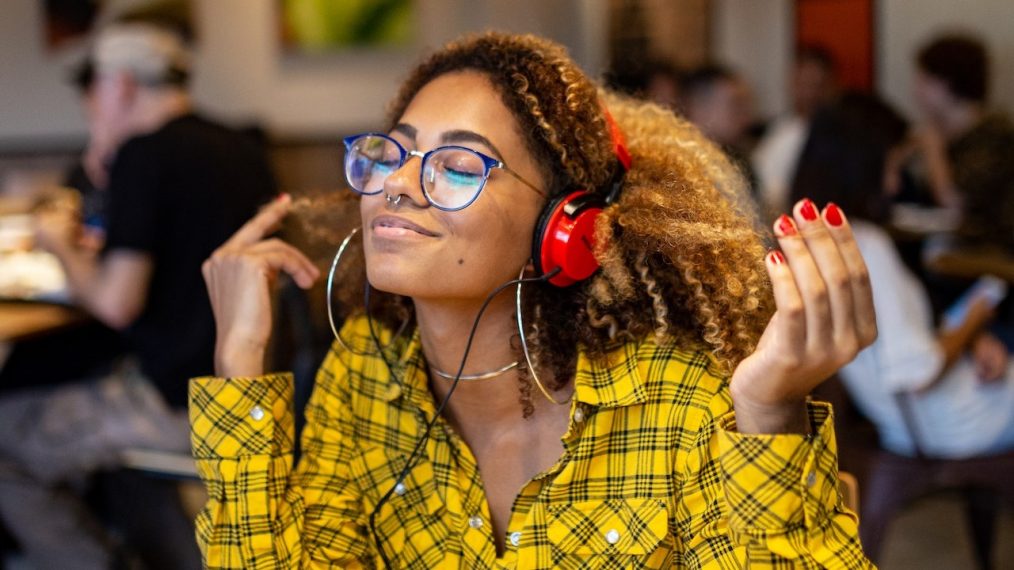 femme écoutant de la musique avec un casque