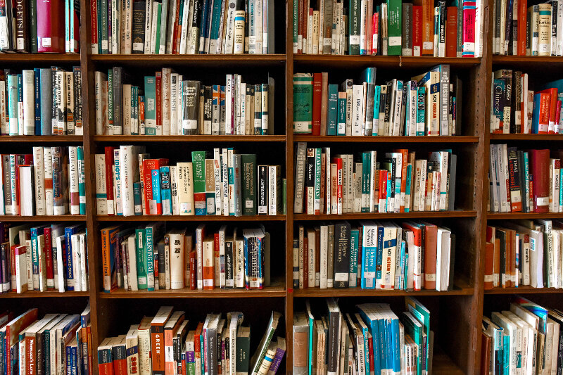 Livres dans un bibliothèque
