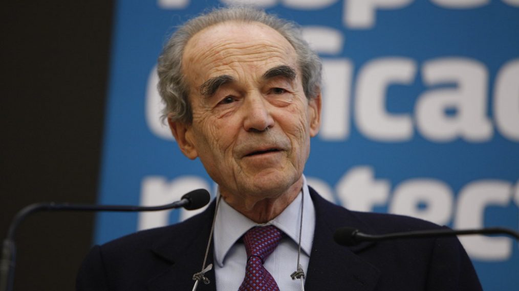 Robert Badinter devant des micros
