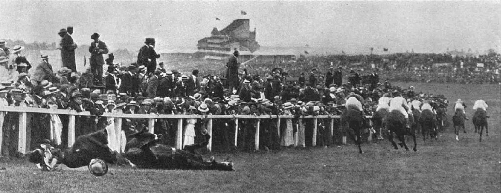 Image montrant la scène après que la suffragette se soit jeté sous les sabots du cheval. 