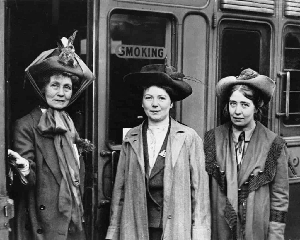 Une photo avec, de gauche à droite, Emmeline Pankhurst, Christabel Pankhurst et Sylvia Pankhurst