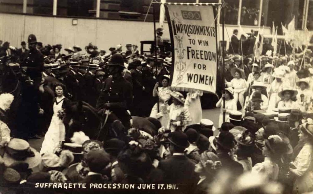 Une photo d'une manifestation de suffragettes