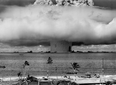 La menace du bouton rouge : d&rsquo;où vient la stratégie de la dissuasion nucléaire ? 🚀
