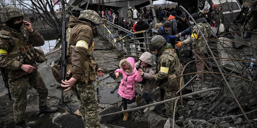 Des soldats aident à évacuer la population ukrainienne © ARIS MESSINIS / AFP - faits marquants