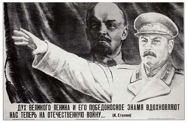 Une affiche de propagande disant que Staline s'inspire de "l'esprit du grand Lénine