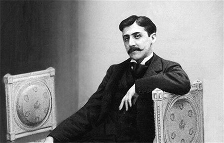 A la recherche du temps perdu Marcel Proust posé dans son canapé