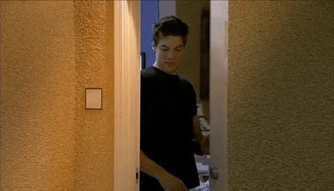 Personne qui ferme la porte