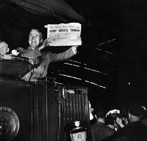 Photos de Dewey avec le Chicago Tribune titré "bat Truman"