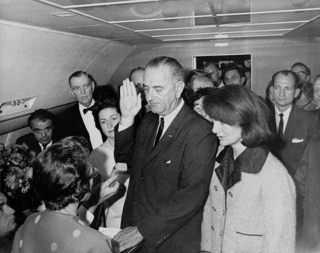 Lyndon B. Johnson est investi président des États-Unis