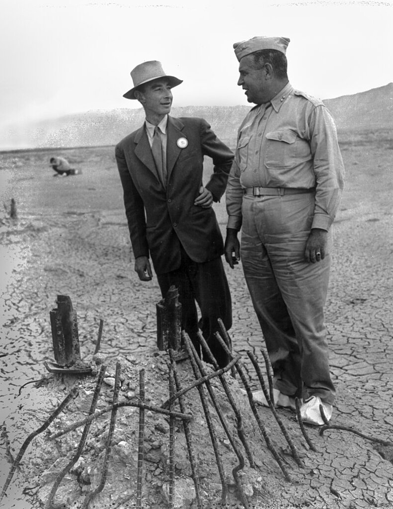 Oppenheimer et Groves à Los Alamos après le test Trinity