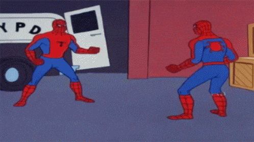 deux Spiderman identiques se pointent du doigt