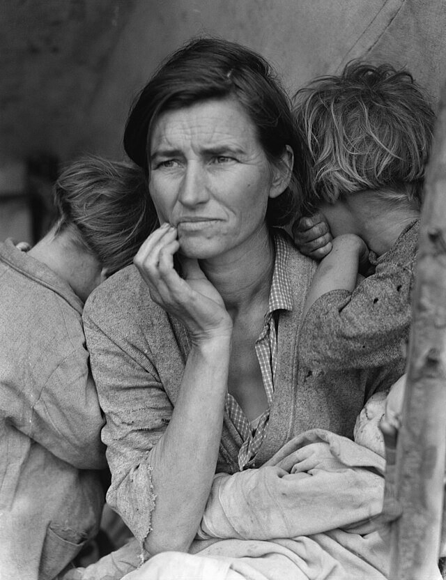 photographie de Dorothea Lange « Migrant Mother » : une femme au regard anxieux regarde devant elle, deux enfants sont blottis contre elle