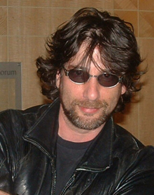 Neil Gaiman avec ses lunettes de soleil