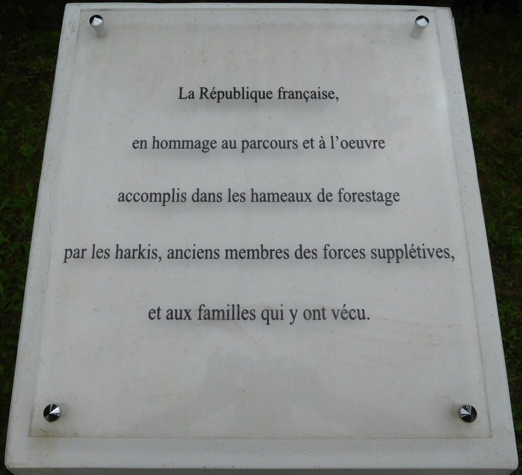 message hommage aux harkis "La République française, en hommage au parcours et à l'oeuvre accomplis dans les hameaux de forestage par les harkis, anciens membres des forces supplétives aux familles qui y ont vécu".