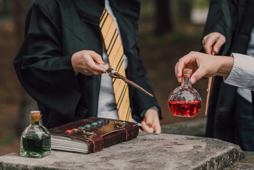 Des sorciers s'amusent avec un grimoire, des potions et des baguettes.