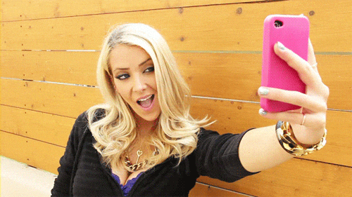 fille qui prend un selfie