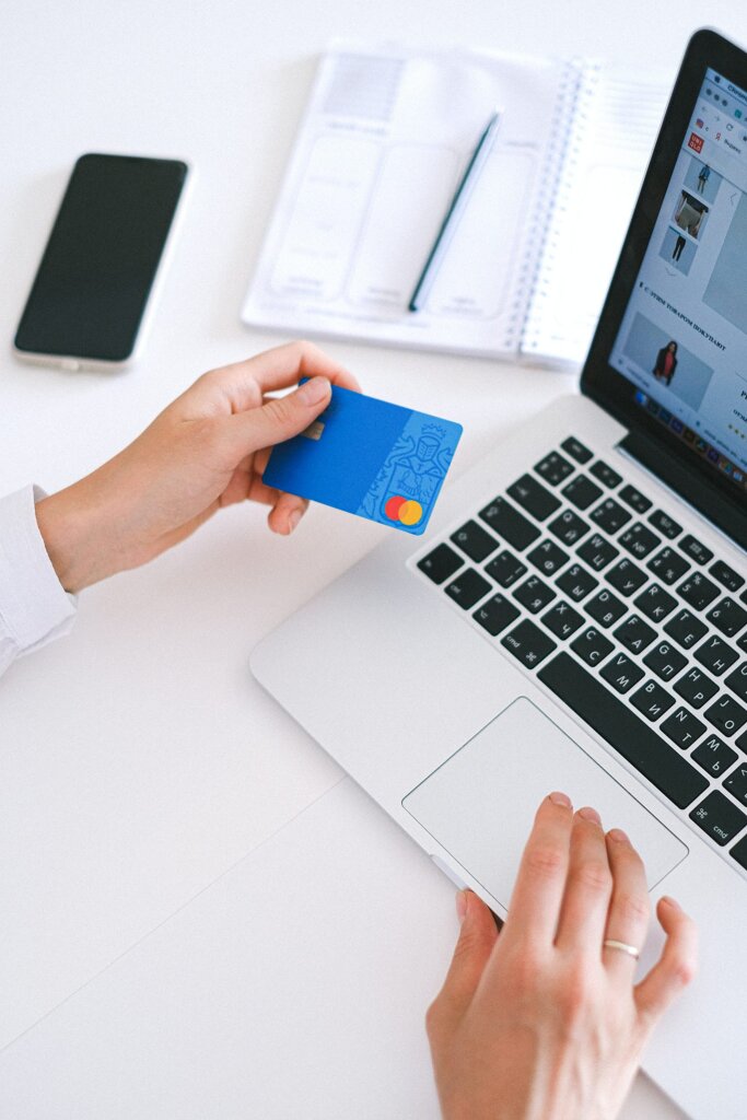 Une personne fait un achat en ligne.