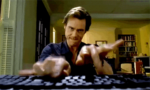 Jim Carrey écrit rapidement sur son ordinateur.
