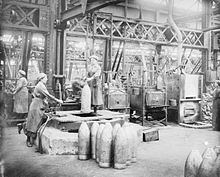 Munitionettes dans une usine d'obus.