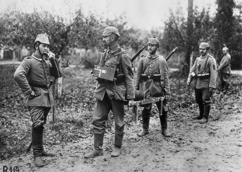 Transmission d'information entre soldats durant la guerre de la Marne.