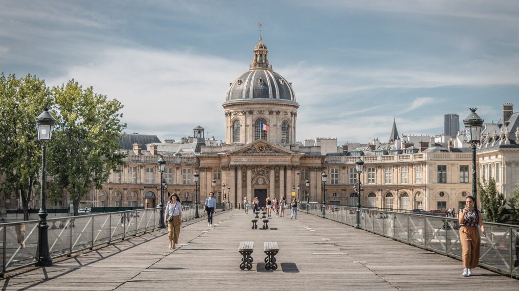 Monument vers le Pont des Arts à Paris