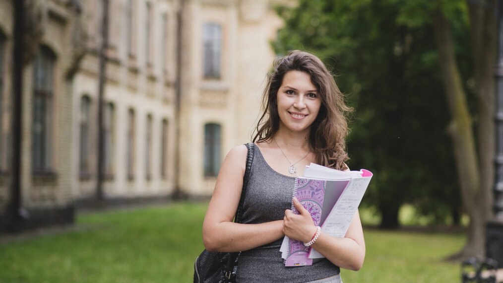 Femme qui tient un carnet entre les bras