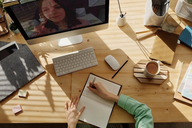 étudiante avec des objets utiles sur son bureau