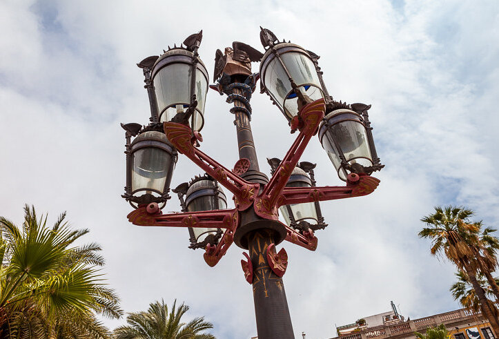 Le lampadaire à six branches d'Antoni Gaudí.