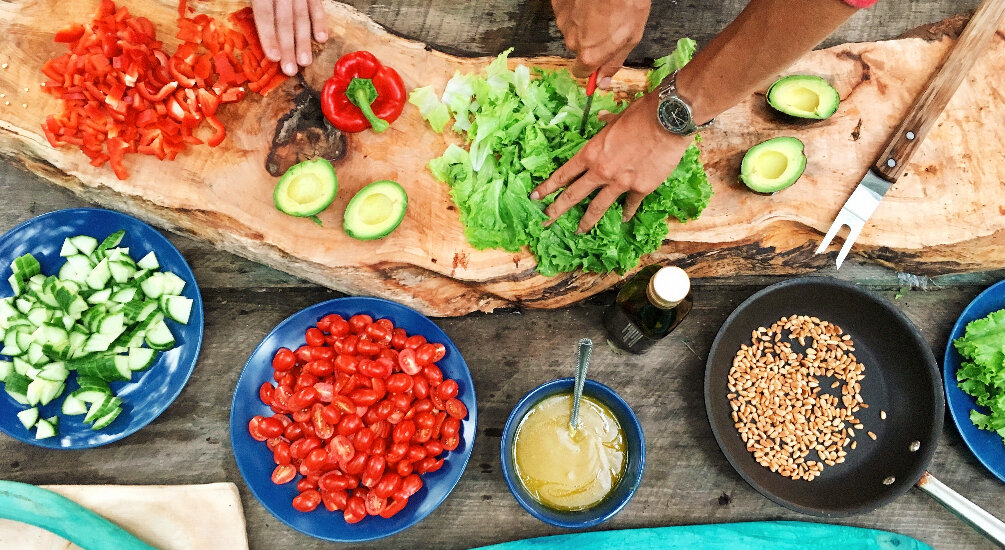 personne qui cuisine des recettes végétariennes pas chères