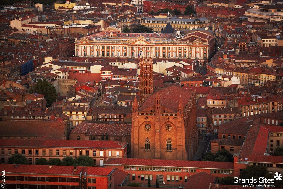 Vue sur les fameux toits de la ville rose : Toulouse