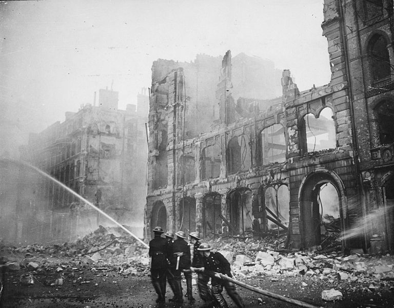 La ville de Londres en ruine en septembre 1940  durant les bombardements allemands. Des pompiers anglais éteignent les incendies. 