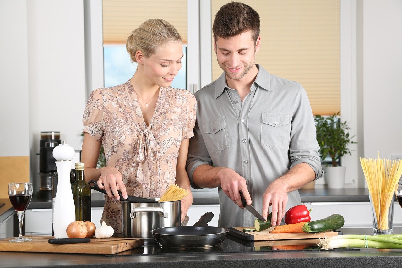 Cuisiner Ensemble Relation De Cuisine Un Couple Porte Un Tablier L'un à  L'autre Pour Préparer Le Petit Déjeuner