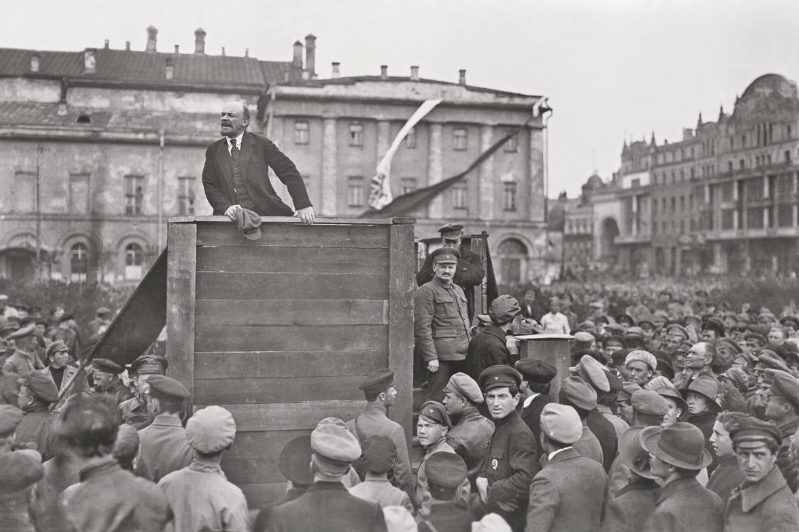 Lénine prononce un discours devant l'Armée rouge à Moscou en 1920.