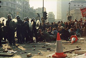 La Poll Tax Mars en action contre des manifestants