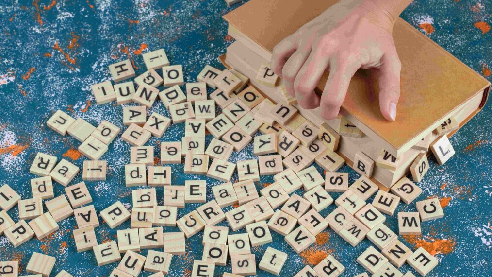 Des lettres de scrabble en vrac.