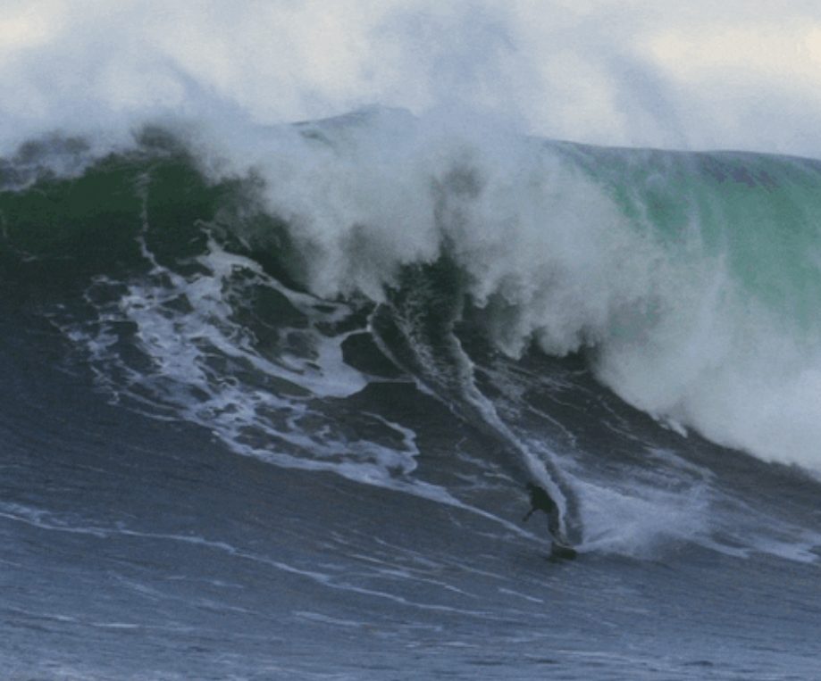 Un surfeur sur les vagues.