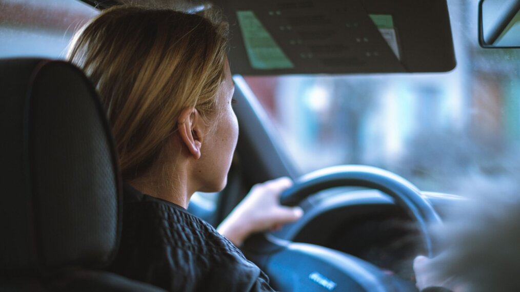 Jeune femme qui passe son permis et se demander encore comment le financer