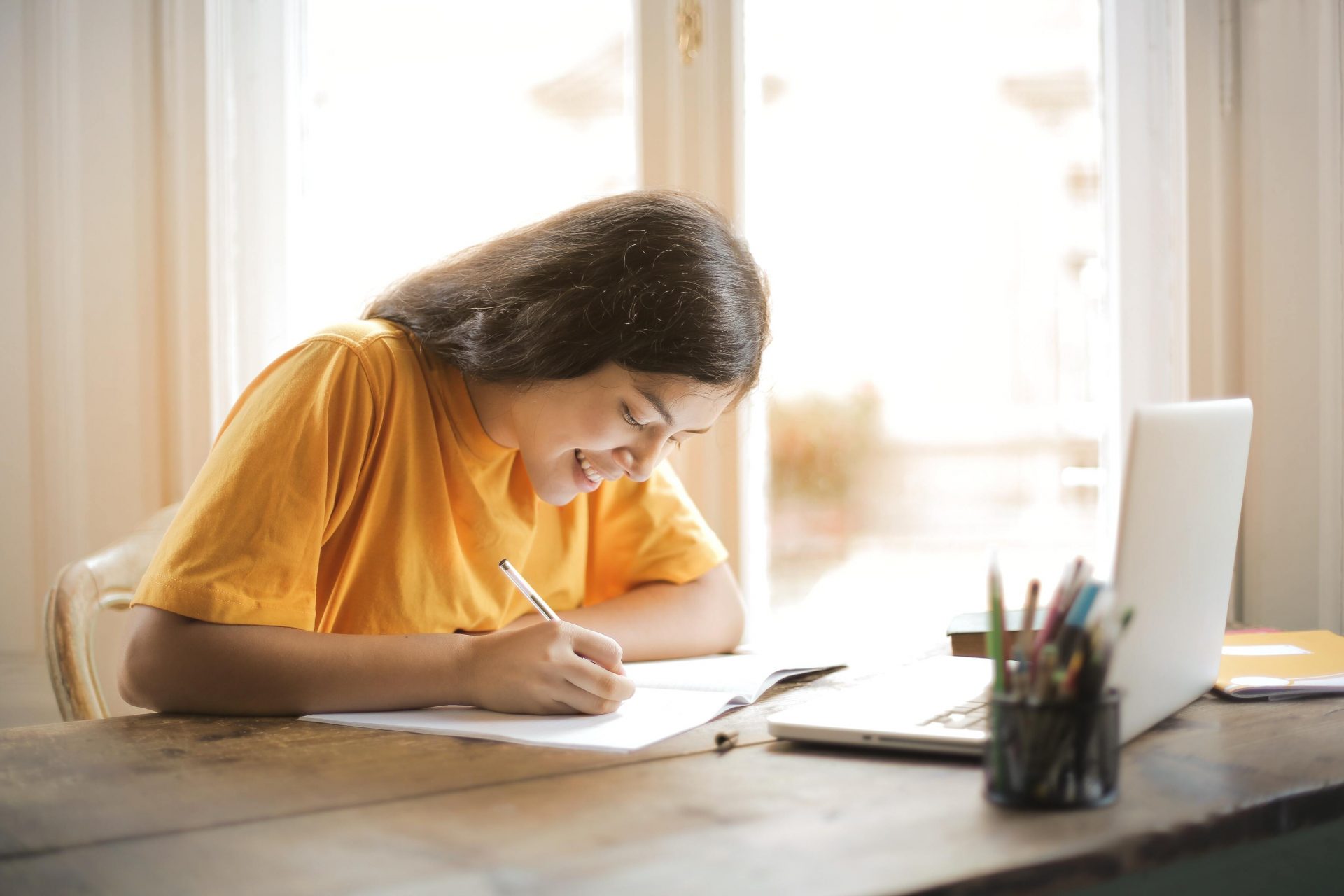 Personne qui écrit sa lettre de motivation pour Parcoursup