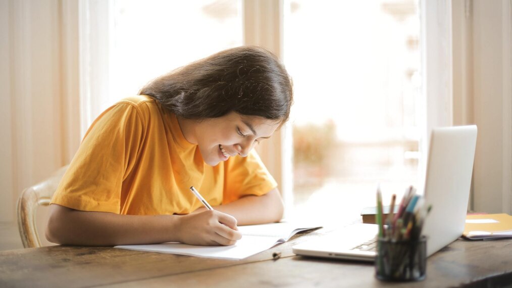 Personne qui écrit sa lettre de motivation pour Parcoursup