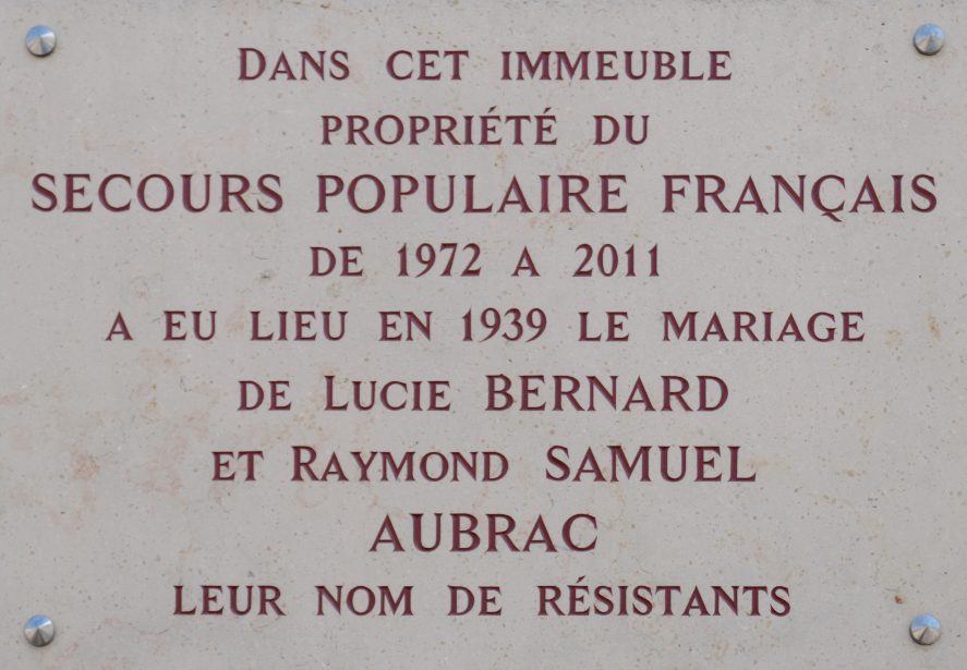 Une plaque commémorative de Lucie et son mari Raymond Aubrac.