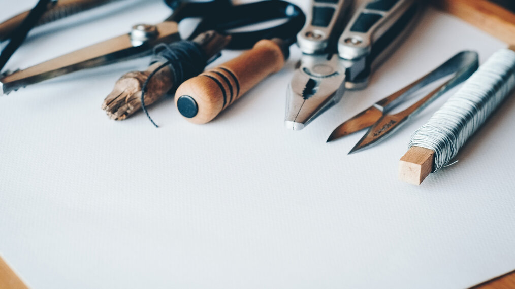 photo d'outils sur une feuille blanche.