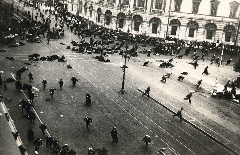 Des manifestants fuient les tirs des autorités impériales russes en juillet 1917.