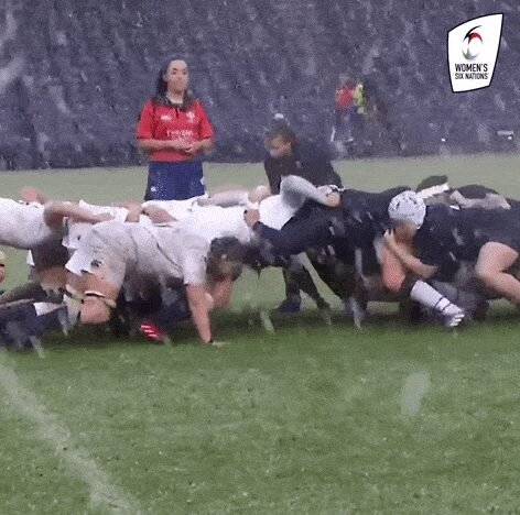 Des gens jouent au rugby.