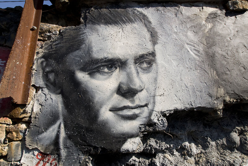 Portrait de Jean Moulin sur un mur.